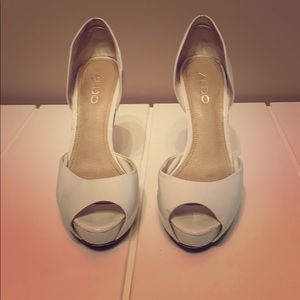 White peep toe pumps